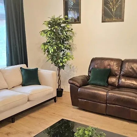 Apartment Bse Homes & Ltd Manford 3-bedroom Home, Chigwell ,greater London With Parking Sleeps 6 Ilford