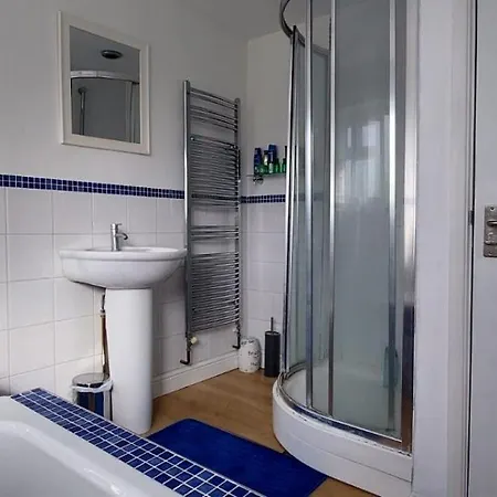 Homestay London Travellers - Romford, Hornchurch, Gidea Park To Heathrow Via Elizabeth Line *