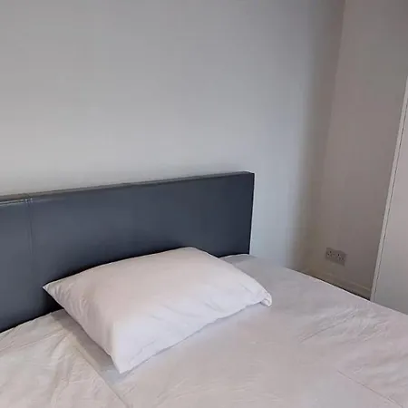 London Travellers - Romford, Hornchurch, Gidea Park To Heathrow Via Elizabeth Line Homestay *