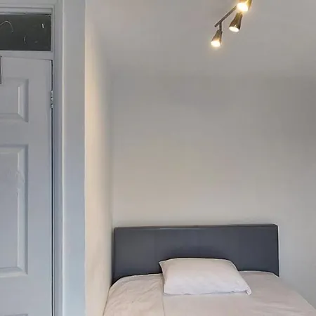 Homestay London Travellers - Romford, Hornchurch, Gidea Park To Heathrow Via Elizabeth Line