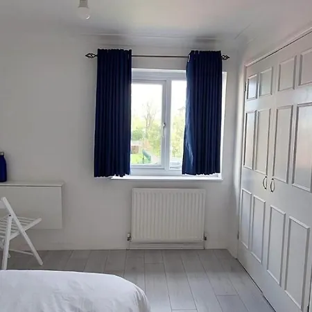 London Travellers - Romford, Hornchurch, Gidea Park To Heathrow Via Elizabeth Line Homestay Harold Wood