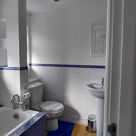 Homestay London Travellers - Romford, Hornchurch, Gidea Park To Heathrow Via Elizabeth Line *