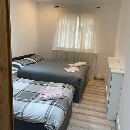 Flat Next To Westfield Shopping Centre