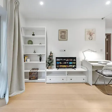 Bright Balcony Retreat Hammersmith *