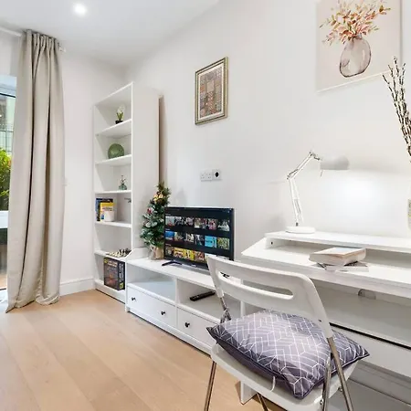 Apartment Bright Balcony Retreat Hammersmith