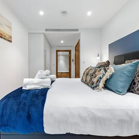 Bright Balcony Retreat Hammersmith Apartment