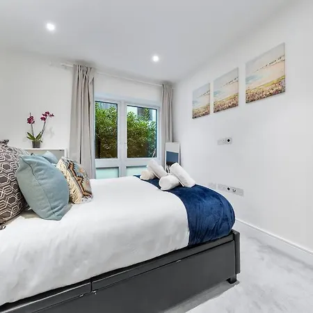 Bright Balcony Retreat Hammersmith Apartment London