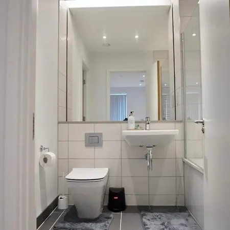 Olive Immaculate Wembley Apartment, 15mins To London, By Edens *