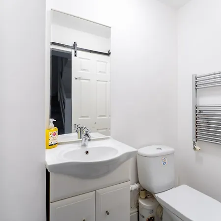 4-bed In Near Gatwick Airport London Holiday home Purley