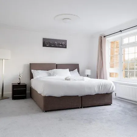 4-bed In Near Gatwick Airport London Holiday home