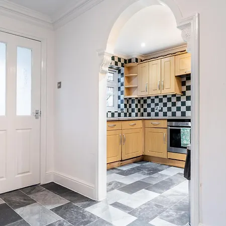 4-bed In Near Gatwick Airport London * Purley