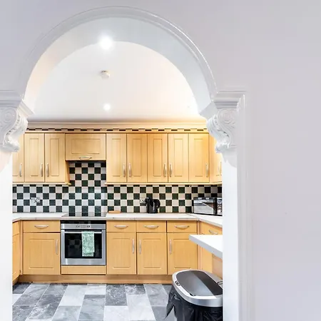 4-bed In Near Gatwick Airport London Holiday home *