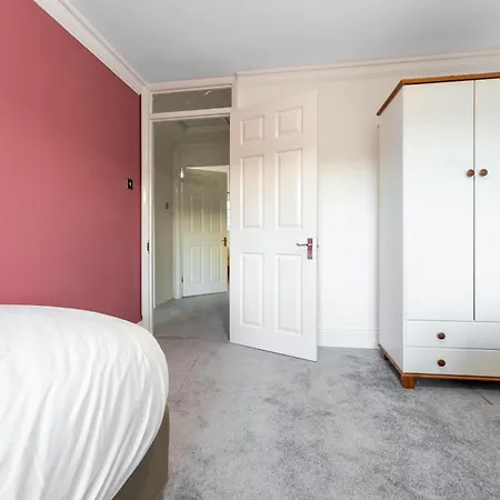4-bed In Near Gatwick Airport London Holiday home Purley