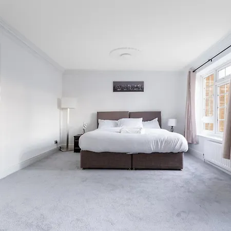 4-bed In Near Gatwick Airport London Holiday home