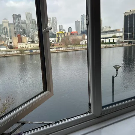 Beautiful View Near Canary Wharf Apartment London