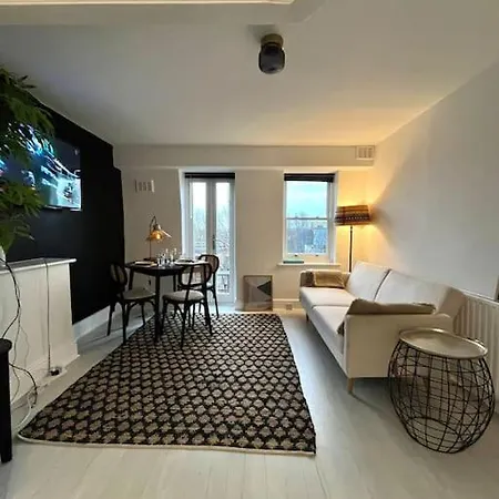 Stylish Urban Retreat In * London