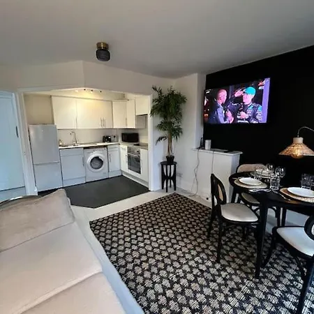 Stylish Urban Retreat In Apartment