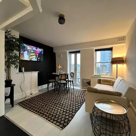 Apartment Stylish Urban Retreat In