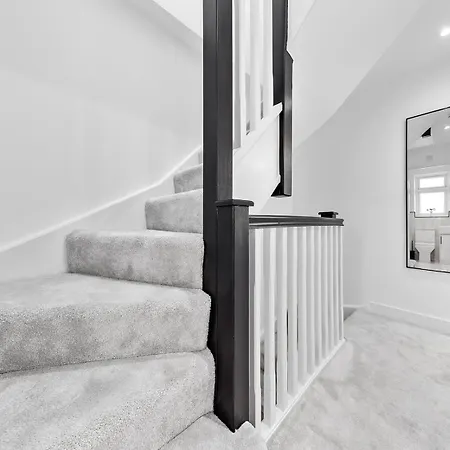 Spacious 4br In Free Parking