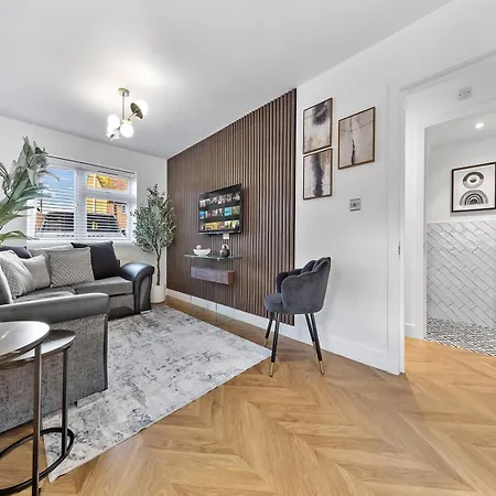 Spacious 4br In Free Parking Holiday home