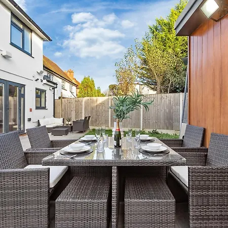 Spacious 4br In Free Parking Holiday home Brentford