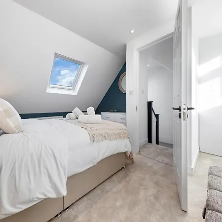 Spacious 4br In Free Parking Holiday home Brentford