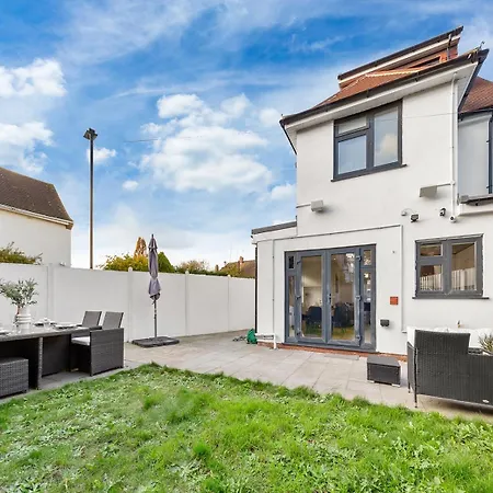 Spacious 4br In Free Parking Brentford