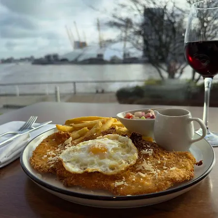 Radisson Blu Hotel, Canary Wharf East 4*