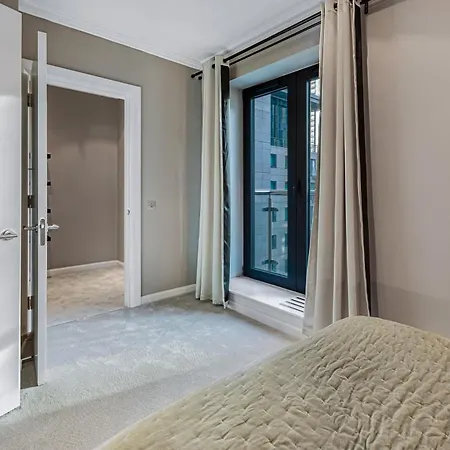 Apartment Mysquare South Quay 02 Bed In Canary Wharf London