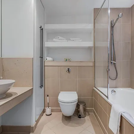 Mysquare South Quay 02 Bed In Canary Wharf London