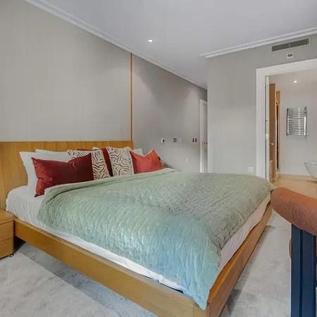 Mysquare South Quay 02 Bed In Canary Wharf Apartment *