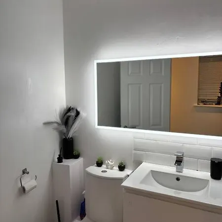 Apartment 3 Br- King Size Bed, Netflix, Garden Free Parking