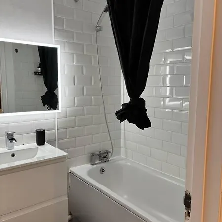 3 Br- King Size Bed, Netflix, Garden Free Parking Apartment