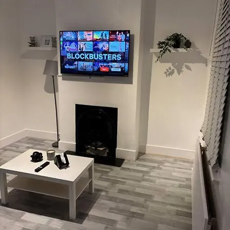 Apartment 3 Br- King Size Bed, Netflix, Garden Free Parking