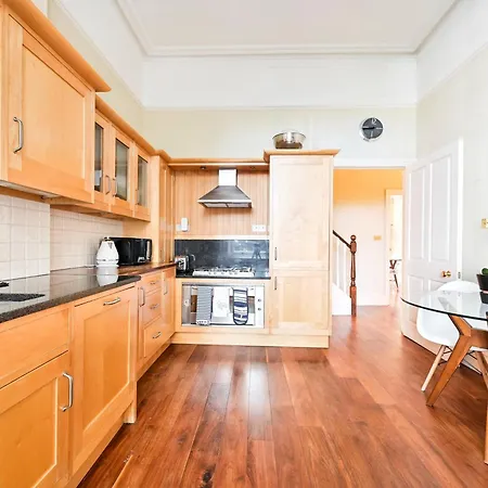 Bright 2 Bedroom In South Kensington London