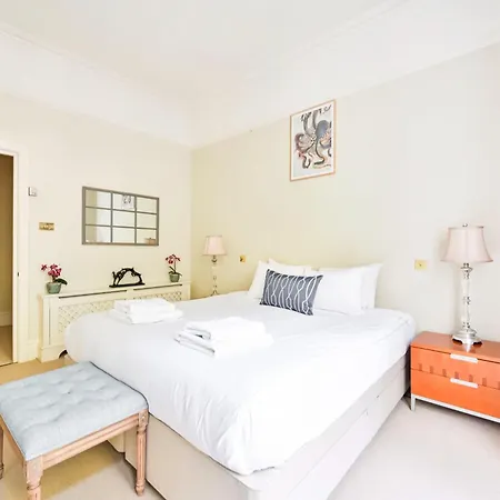Bright 2 Bedroom In South Kensington Apartment