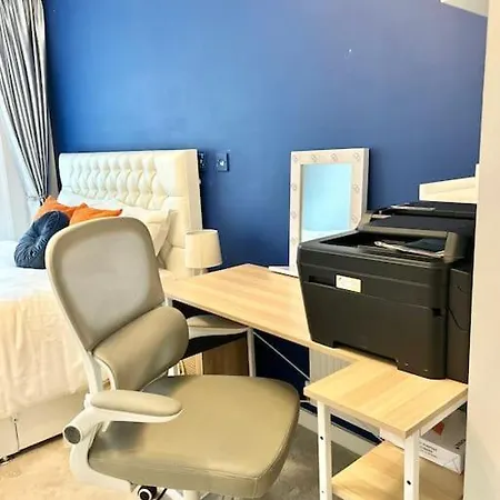 Long Term Business Relocators Canary Wharf Apartment London