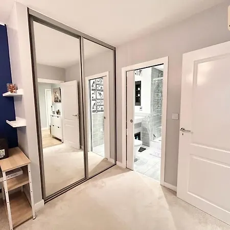 Long Term Business Relocators Canary Wharf Apartment London