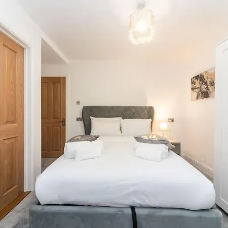 Londons Luxury Pad Apartment