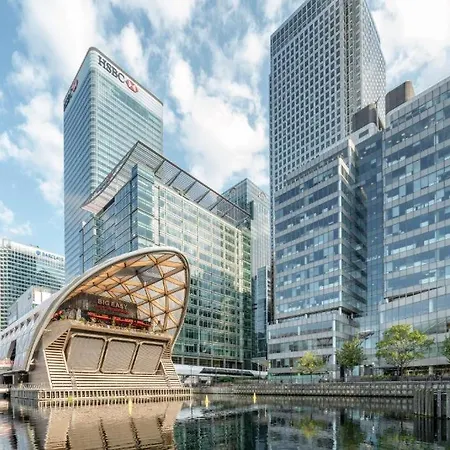 Spacious 2 Bedroom Near Excel & Canary Wharf With Free Gated Parking Apartment London
