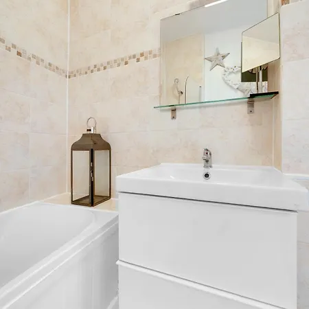 Spacious 2 Bedroom Near Excel & Canary Wharf With Free Gated Parking Apartment London
