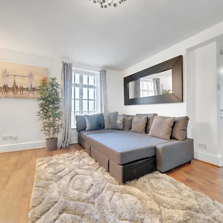 Spacious 2 Bedroom Near Excel & Canary Wharf With Free Gated Parking Apartment London