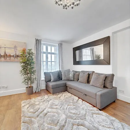 Spacious 2 Bedroom Near Excel & Canary Wharf With Free Gated Parking * London