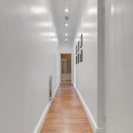 Apartment Spacious 2 Bedroom Near Excel & Canary Wharf With Free Gated Parking *