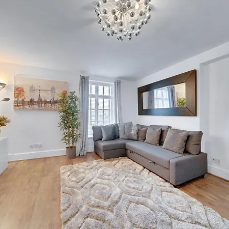 Spacious 2 Bedroom Near Excel & Canary Wharf With Free Gated Parking *