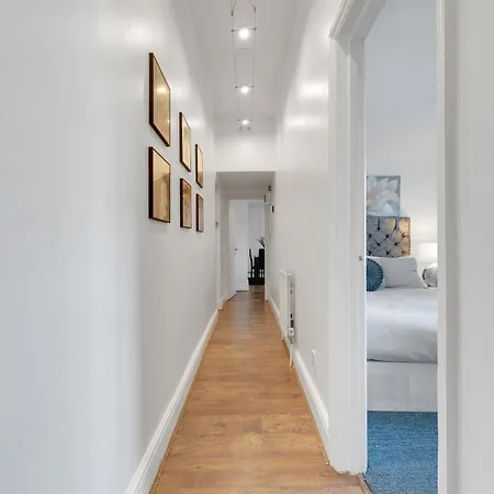 Apartment Spacious 2 Bedroom Near Excel & Canary Wharf With Free Gated Parking *