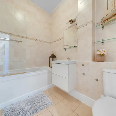Spacious 2 Bedroom Near Excel & Canary Wharf With Free Gated Parking * London