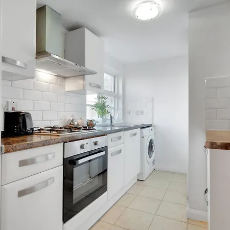 Spacious 2 Bedroom Near Excel & Canary Wharf With Free Gated Parking