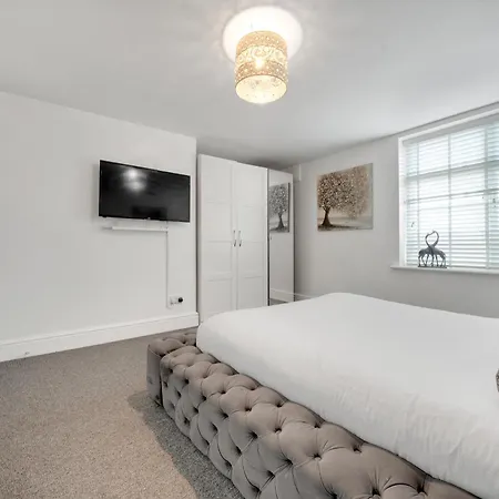 Apartment Spacious 2 Bedroom Near Excel & Canary Wharf With Free Gated Parking *