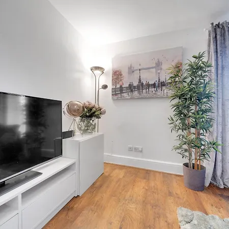 Apartment Spacious 2 Bedroom Near Excel & Canary Wharf With Free Gated Parking *